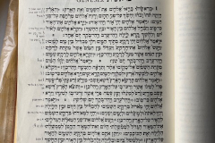 Am-Anfang-schuf-Gott-Himmel-und-Erde.-in-hebraeischer-Sprache