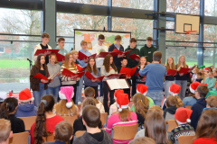 Bei-der-Adventsfeier-singen-auch-die-Choere-der-Schule