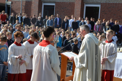 Besonders-schoen-ist-der-Gottesdienst-zum-Jahresabschluss-draussen-auf-dem-Schulhof