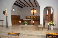 Der-Altarraum-unserer-Kirche