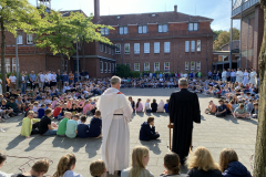 Der-Schulhof-wird-zum-versammlungsort-fuer-Jung-und-Alt