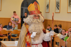 Der-alte-Herr-besucht-die-Klasse-5-am-6.-Dezember